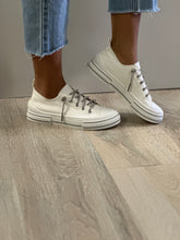 Load image into Gallery viewer, Very G Women Slip-on/White-aman 2