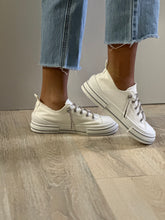 Load image into Gallery viewer, Very G Women Slip-on/White-aman 2