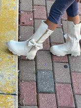 Load image into Gallery viewer, Girls Boots/Bone-Cherry-5K