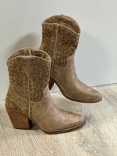 Load image into Gallery viewer, Very G Women Boots/Beige-Encicnitas
