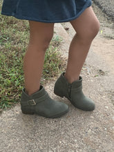 Load image into Gallery viewer, Infant Boots/Olive-Essie-11E