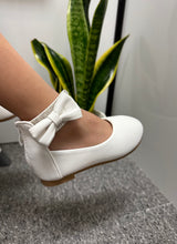 Load image into Gallery viewer, Infant Flats/White-Hilton-1A