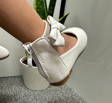 Load image into Gallery viewer, Infant Flats/White-Hilton-1A